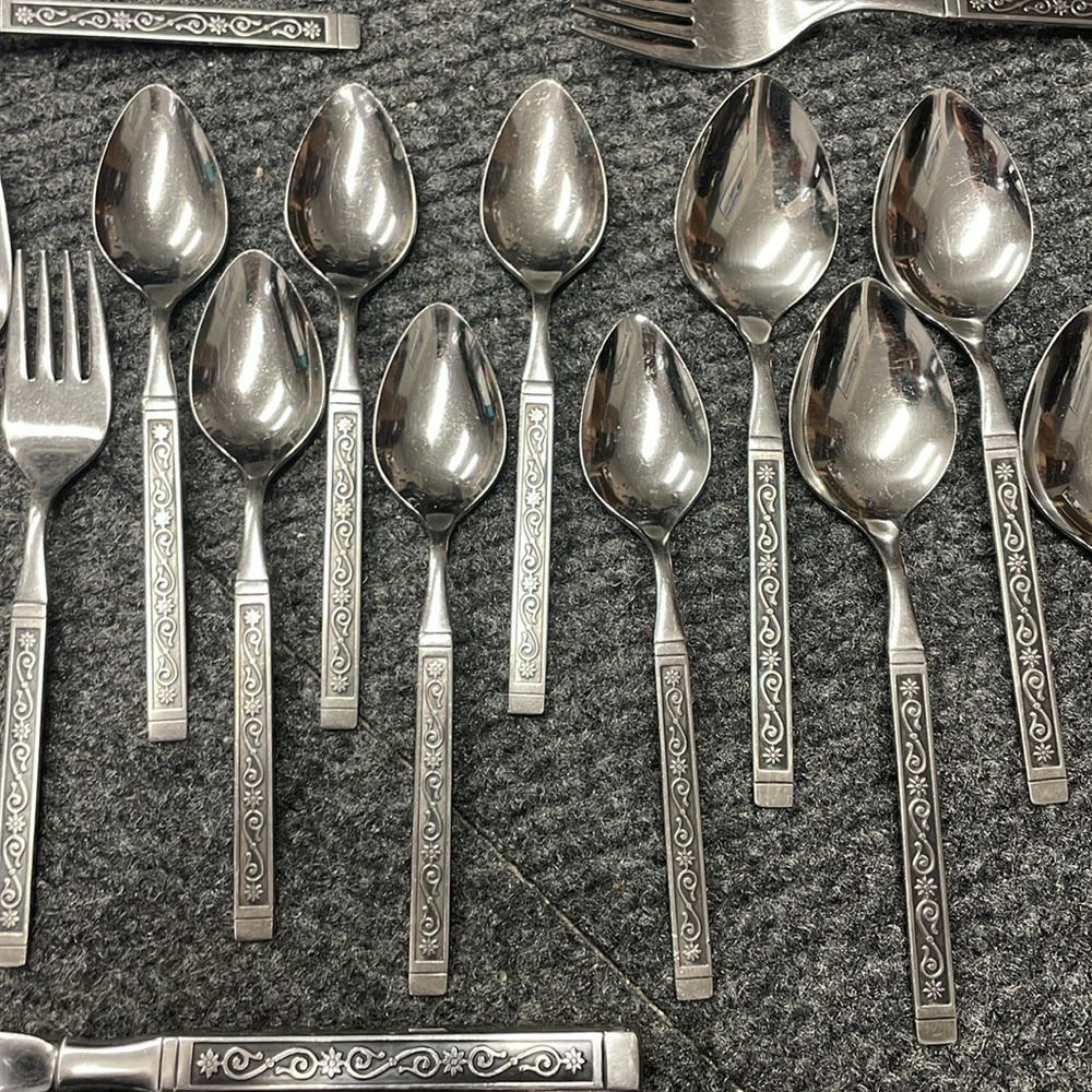 Oneida Spanish Court Lot of 24 flatware serving utensils Stainless steel - Picture 3 of 7